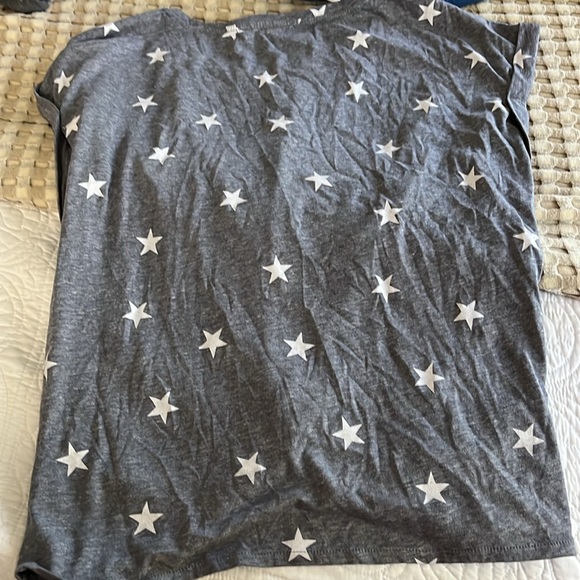Gray Star Pattern Top - Picture 4 of 4